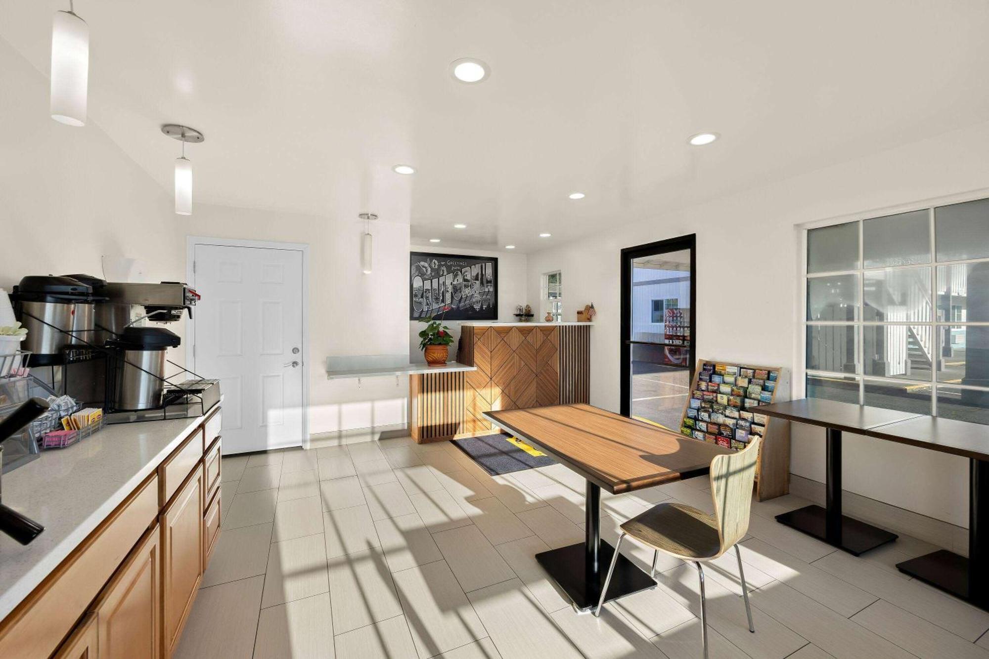 Super 8 By Wyndham Crescent City Exteriör bild