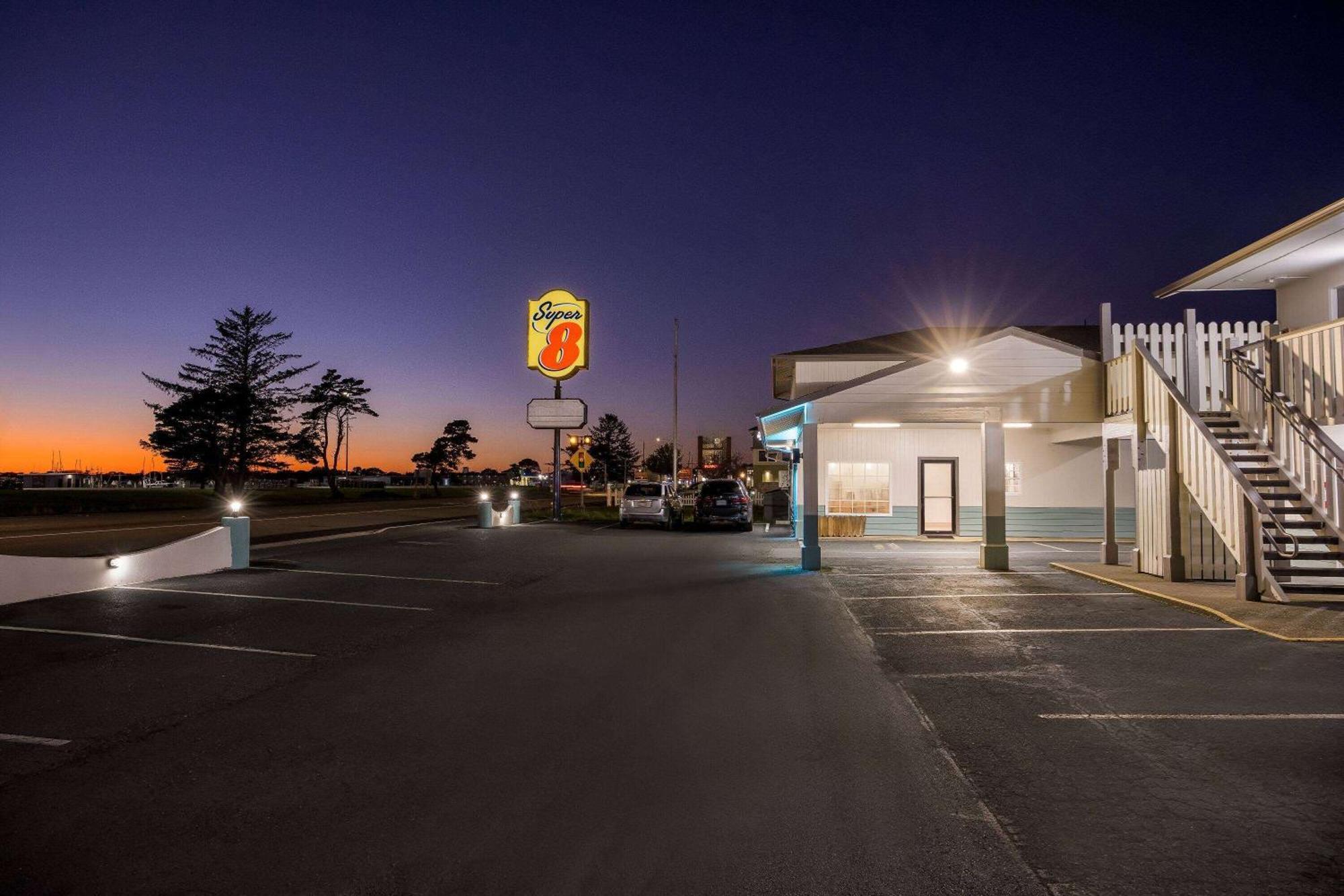 Super 8 By Wyndham Crescent City Exteriör bild