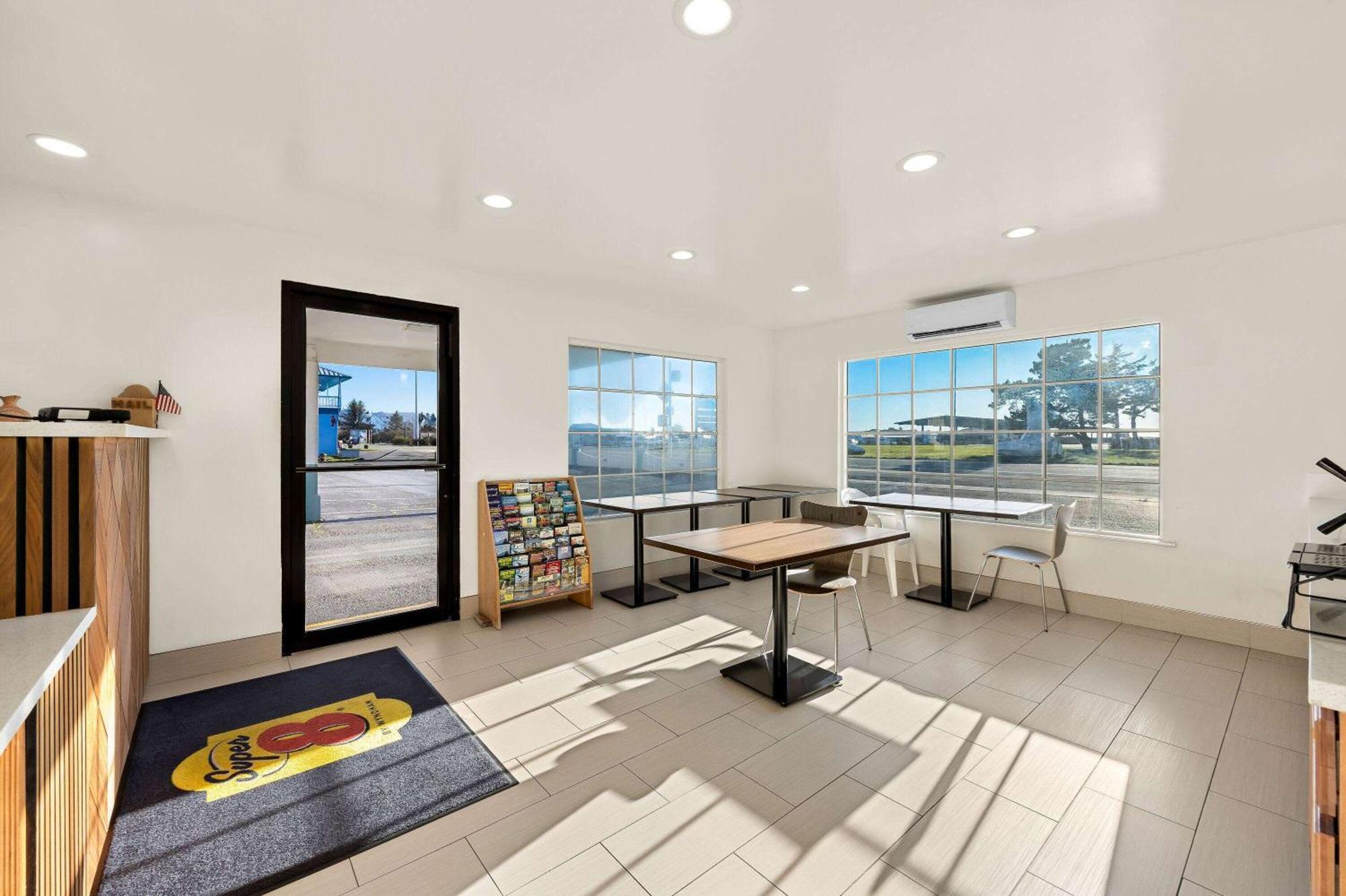 Super 8 By Wyndham Crescent City Exteriör bild